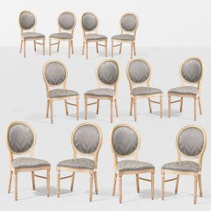 Set mit 18 geschnitzten und bemalten Holzstühlen, 20. Jahrhundert: Eleganz und Raffinesse